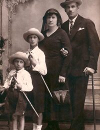 Franciszek z rodziną. Od prawej Franciszek, Maria, Ryszard, Daniel. Ostrowiec Św. ok. 1932 r.