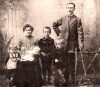 Rodzina Kozerawskich. Od lewej Karol, Helena, Arkadiusz, Kazimierz, Edmund, Stanisław 1911 r.