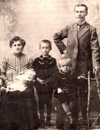Rodzina Kozerawskich. Od lewej Karol, Helena, Arkadiusz, Kazimierz, Edmund, Stanisław 1911 r.