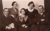 Od prawej siedzą Tadeusz, Anna, pozostali nieznani. Około 1939 r.