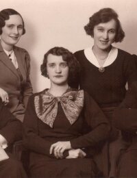 Od prawej siedzą Tadeusz, Anna, pozostali nieznani. Około 1939 r.